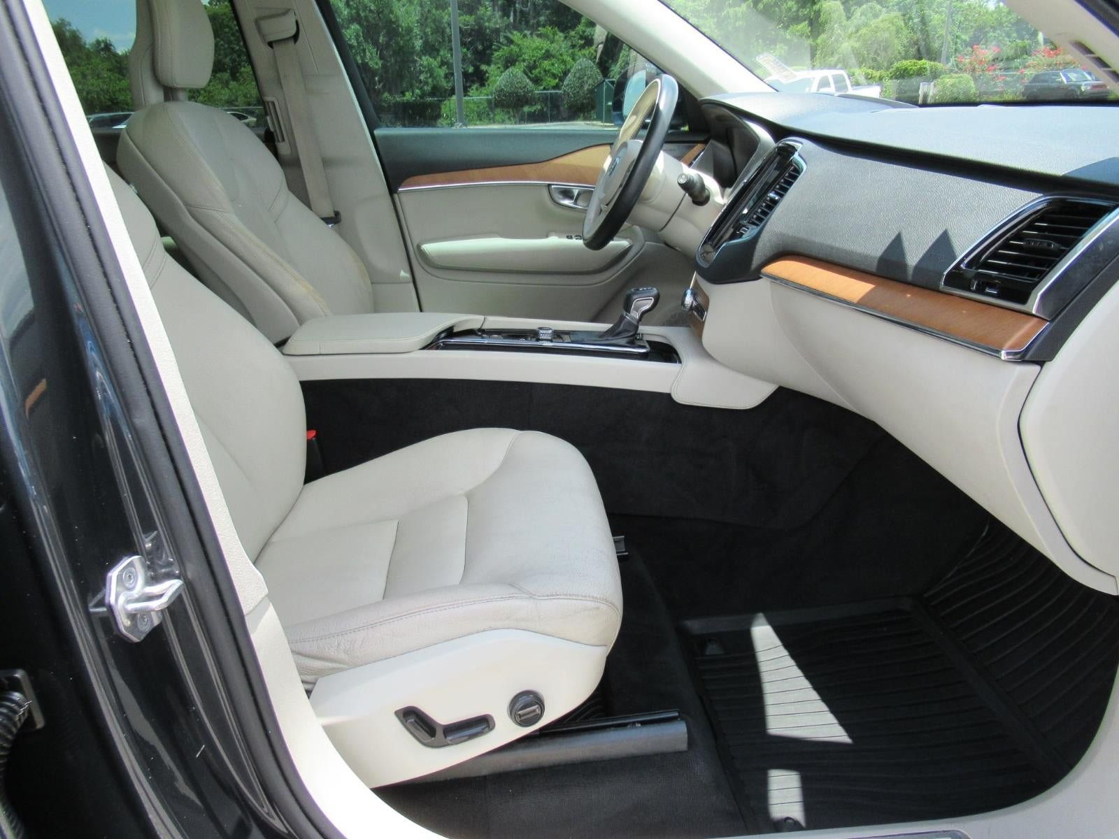 Used 2021 Volvo XC90 T6 Momentum w/ Advanced Package AWD/4WD image 10