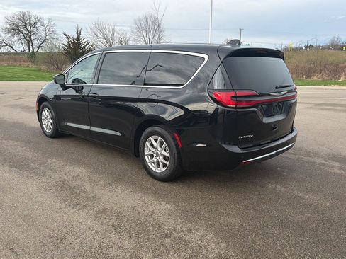 Used 2024 Chrysler Pacifica Touring-L image 3