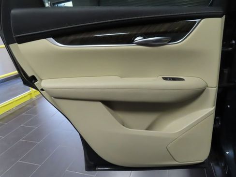 Used 2019 Cadillac XT5 FWD image 11