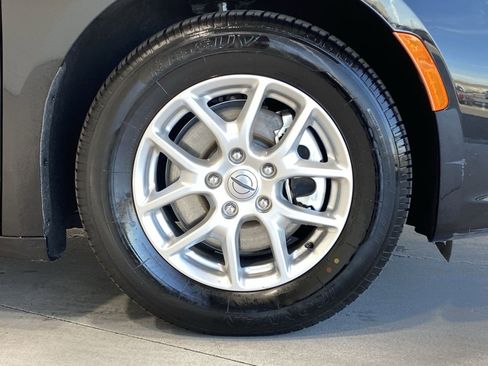 Used 2023 Chrysler Pacifica Touring-L image 10