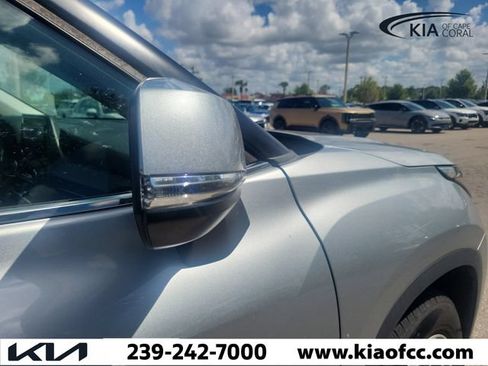 Used 2023 Toyota Highlander XLE FWD image 9