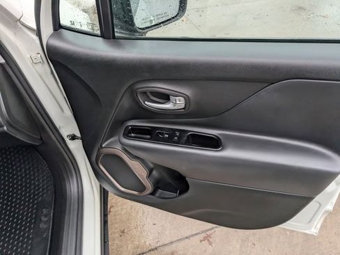 Used 2023 Jeep Renegade Latitude image 29