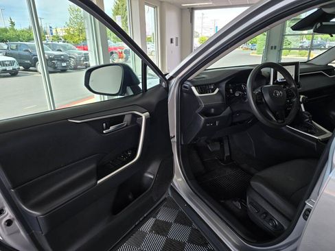 Used 2024 Toyota RAV4 XLE AWD/4WD image 32