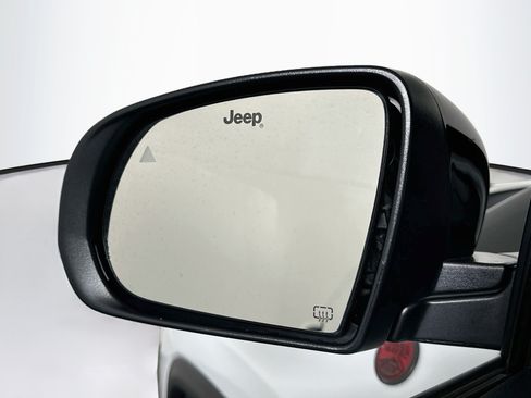 Used 2025 Jeep Compass Trailhawk AWD/4WD image 16