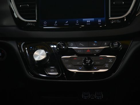 Used 2025 Chrysler Pacifica Select FWD image 17
