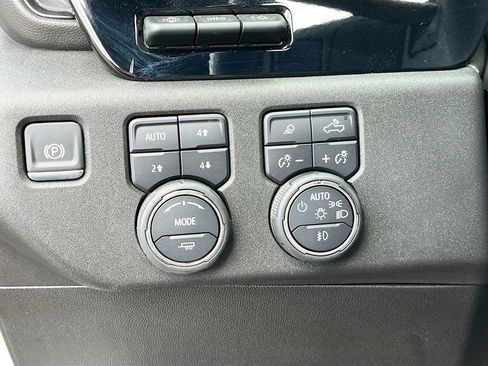 Used 2024 Chevrolet Silverado 2500 ZR2 w/ Technology Package AWD/4WD image 10