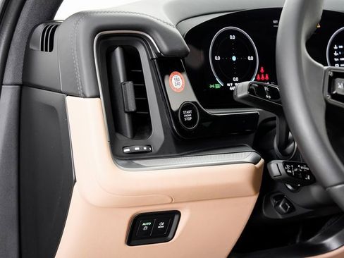 Used 2025 Porsche Cayenne image 7