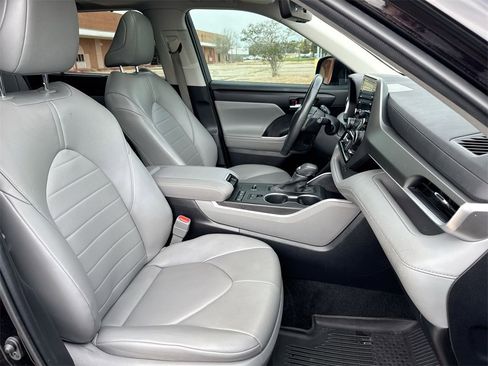 Used 2022 Toyota Highlander XLE image 32