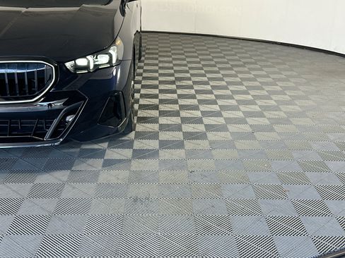 Used 2025 BMW 530i w/ M Sport Package RWD image 9