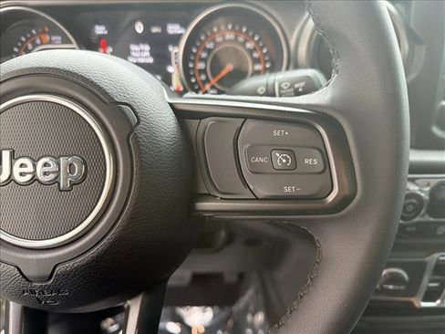 Used 2023 Jeep Gladiator Willys image 14