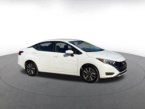 Used 2025 Nissan Versa SV image 2