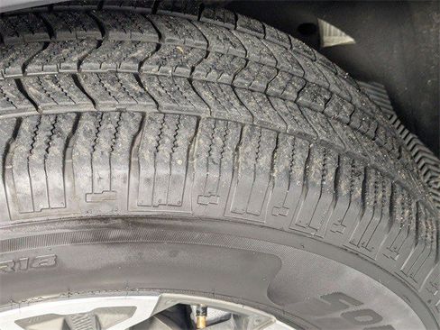 Used 2024 GMC Sierra 1500 SLT image 7