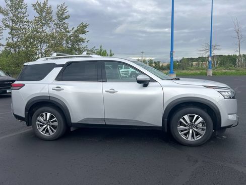 Used 2025 Nissan Pathfinder SL AWD/4WD image 4