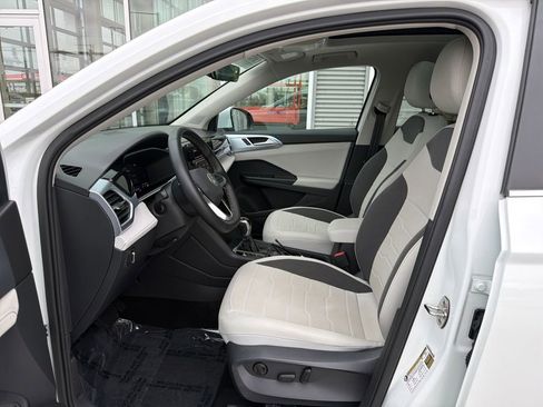 Certified 2025 Volkswagen Taos SE image 11