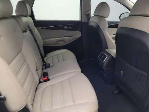 Used 2018 Kia Sorento EX image 19