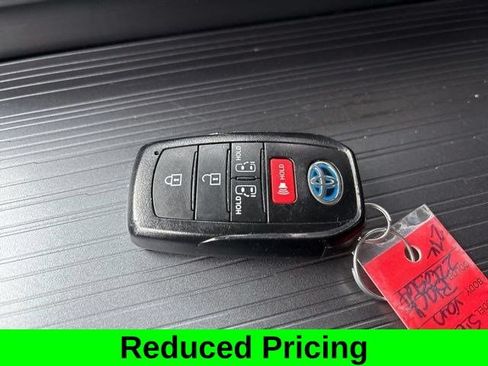 Used 2025 Toyota Sienna LE FWD image 44