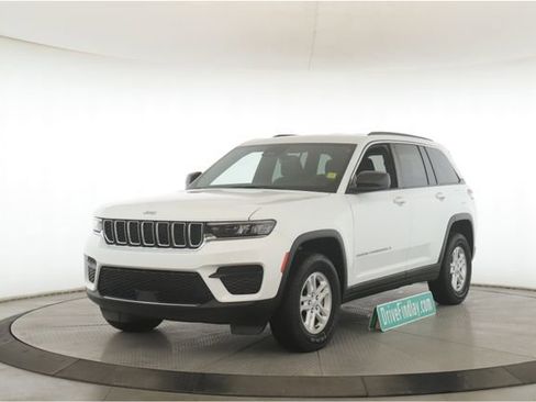 Used 2024 Jeep Grand Cherokee Laredo image 10