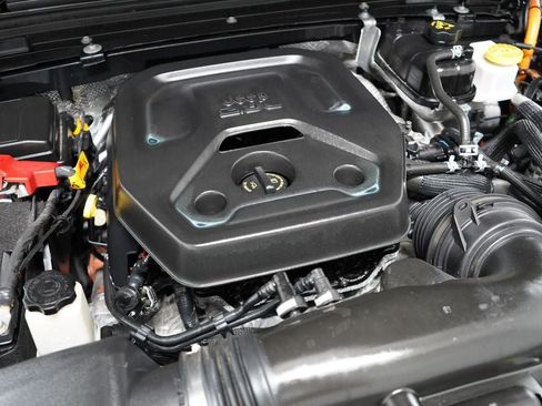 Used 2025 Jeep Wrangler Unlimited Sahara AWD/4WD image 32