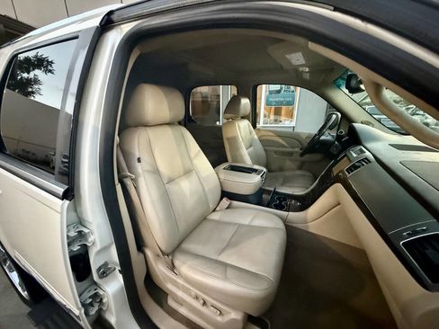 Used 2010 Cadillac Escalade Premium image 19