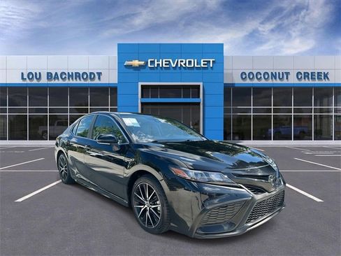 Used 2023 Toyota Camry SE image 1