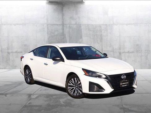 Used 2025 Nissan Altima 2.5 SV image 2
