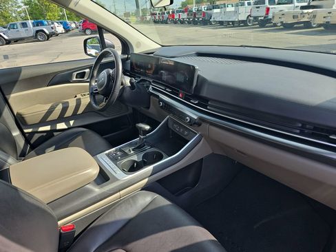 Used 2025 Kia Carnival FWD image 22