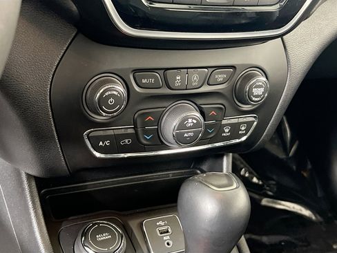 Used 2022 Jeep Cherokee Limited w/ Mopar Interior Package AWD/4WD image 15