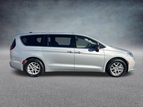 Used 2024 Chrysler Pacifica Touring-L FWD image 2