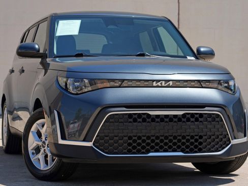 Used 2023 Kia Soul LX w/ LX Technology Package FWD image 2