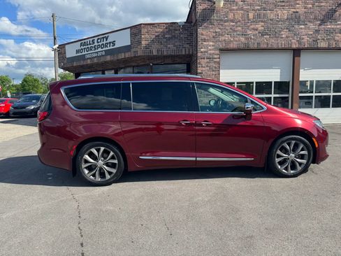 Used 2018 Chrysler Pacifica Limited w/ Tire & Wheel Group FWD image 17