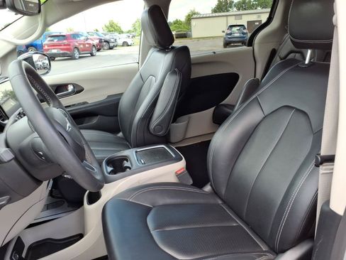 Used 2024 Chrysler Pacifica Touring-L FWD image 14