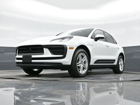 Certified 2025 Porsche Macan AWD/4WD image 34