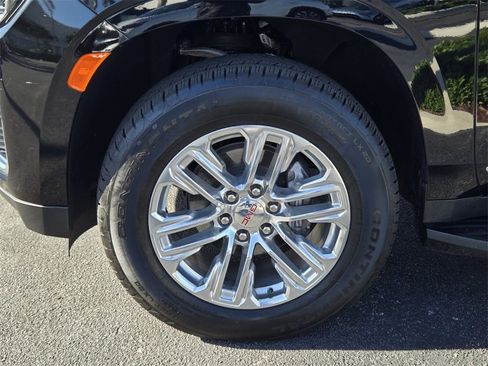 Used 2024 GMC Yukon SLT w/ SLT Luxury Package image 13