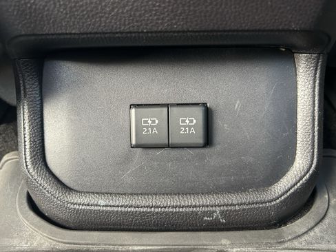 Used 2021 Toyota Highlander XLE AWD/4WD image 23