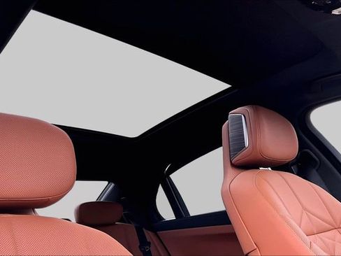 Used 2025 BMW 740i xDrive image 17