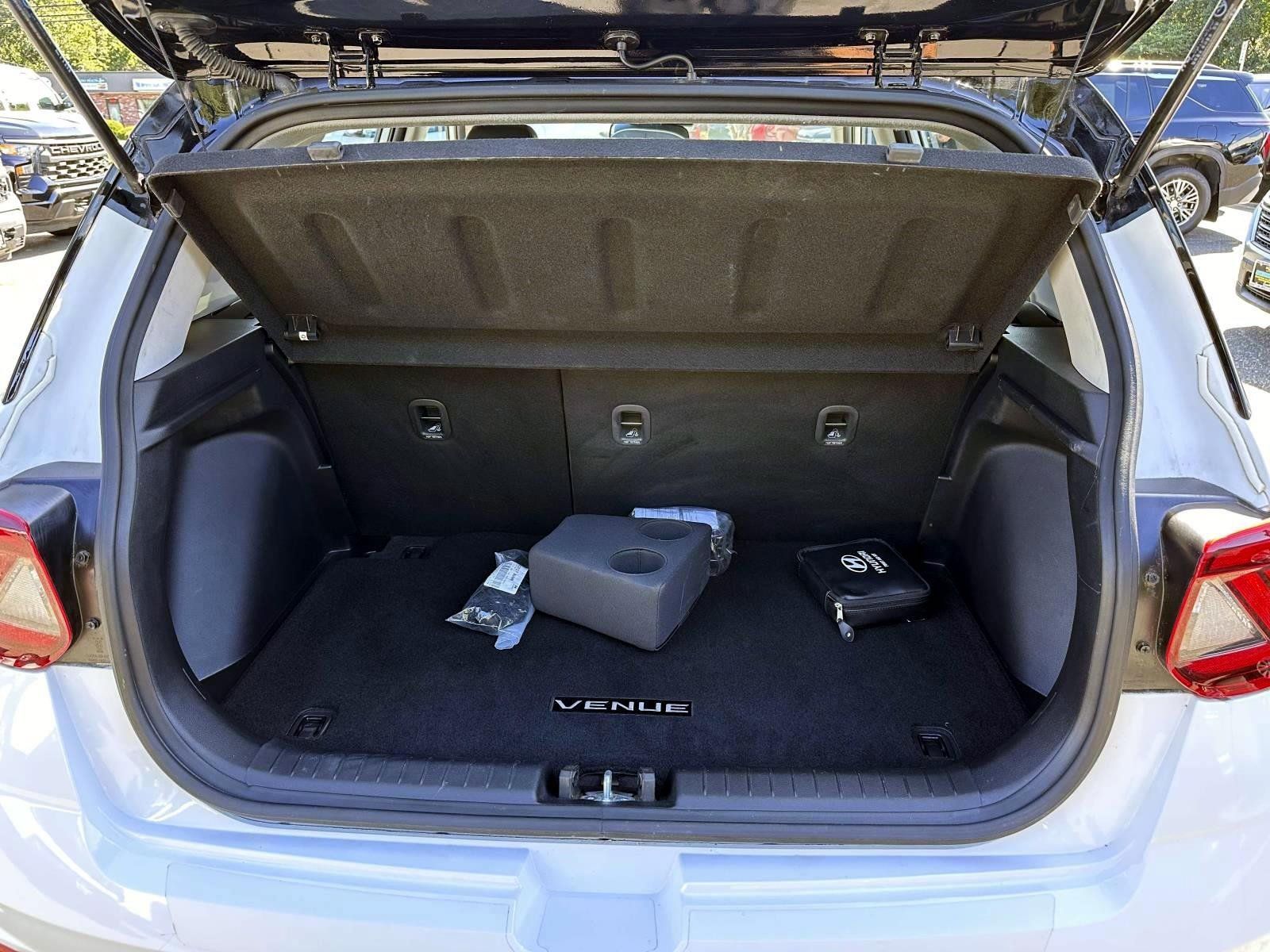 Used 2023 Hyundai Venue Limited w/ Cargo Package FWD image 7
