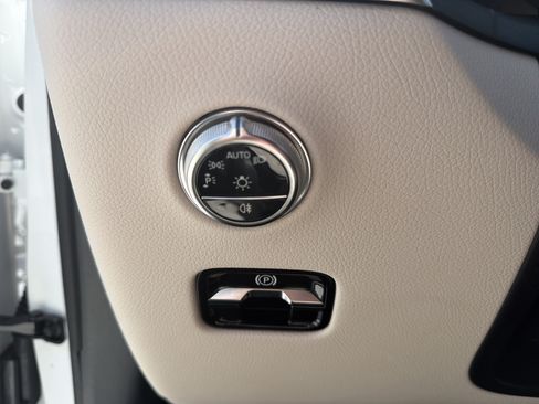 Used 2025 Mercedes-Benz GLC 300 4MATIC image 17