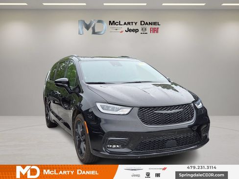 Used 2025 Chrysler Pacifica Limited FWD image 1