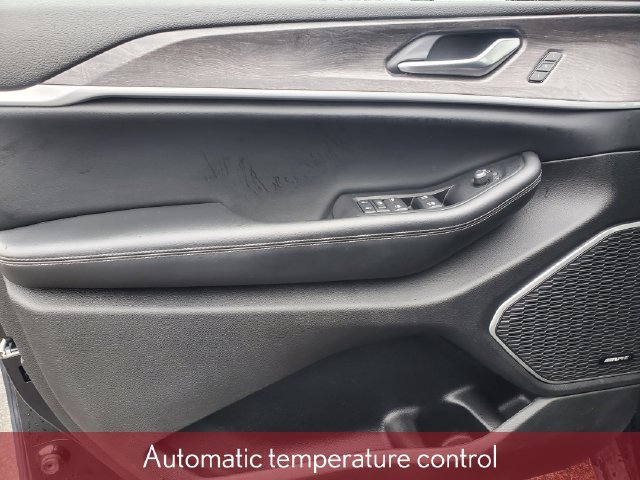 Used 2023 Jeep Grand Cherokee Limited AWD/4WD image 16