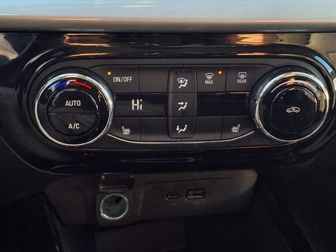 Used 2025 Chevrolet Trax LT w/ LT Convenience Package image 19