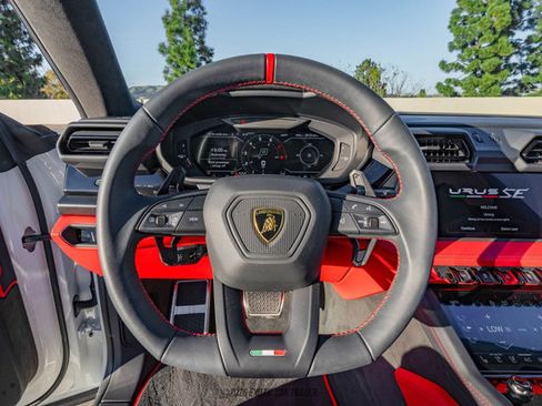 Used 2025 Lamborghini Urus SE AWD/4WD image 27
