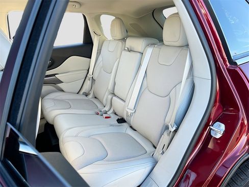 Certified 2019 Jeep Cherokee Limited w/ Luxury Group image 24