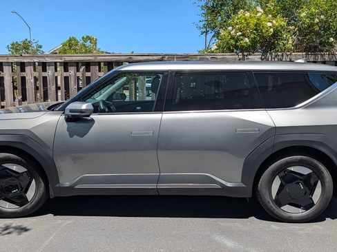 Used 2024 Kia EV9 Light Long Range RWD image 2
