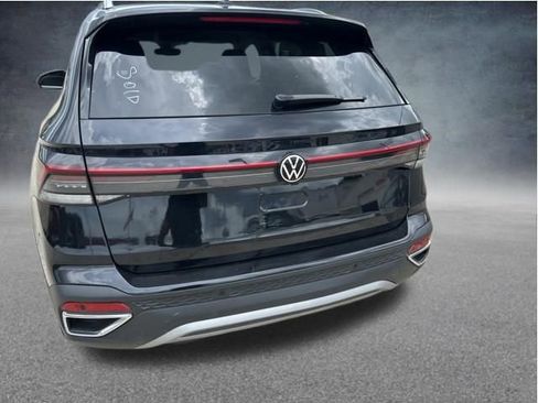 Used 2025 Volkswagen Taos SE FWD image 21
