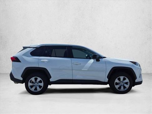 Used 2022 Toyota RAV4 LE FWD image 4
