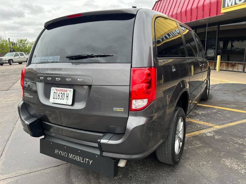 Used 2017 Dodge Grand Caravan SE FWD image 11