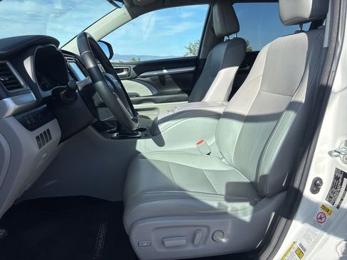 Used 2017 Toyota Highlander XLE w/ Carpet Mat Package AWD/4WD image 10