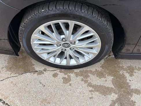 Used 2019 Toyota Camry XLE image 9