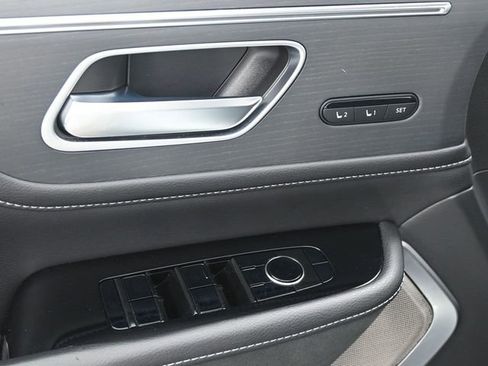 Used 2025 INFINITI QX80 Sensory image 10