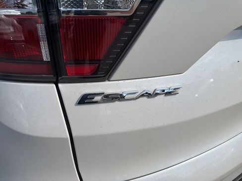 Used 2018 Ford Escape SE w/ SE Sync 3 Package image 8